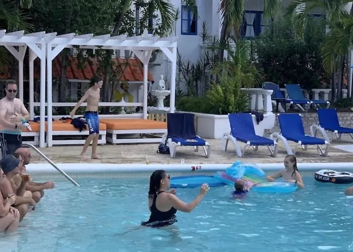 Aparthotel Beachfront & Pool 2bdr 2bth Ocean-tropical-escape Runaway Bay